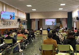 Momento de una de las charlas sobre salud mental en Elda.