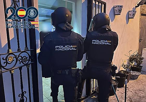 Dos agentes de Policía Nacional, en la operación.