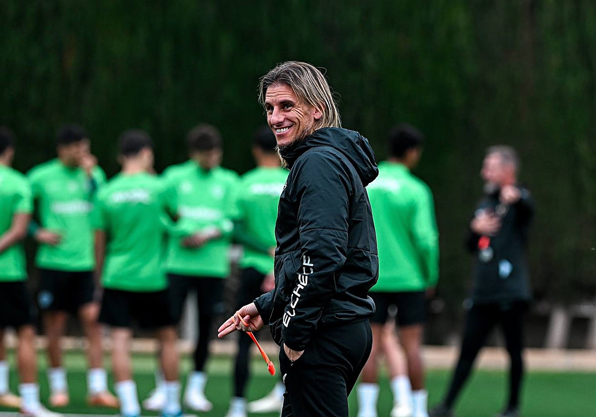 Sebastián Beccacece sonríe durante un entrenamiento del Elche.