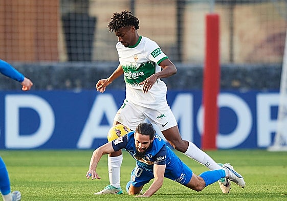 John Chetauya disputa un balón ante un rival del Amorebieta en el choque de este sábado.
