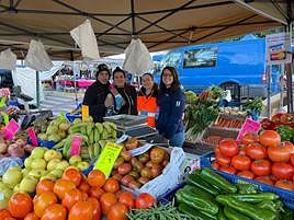 Educadores ambientales con comerciales del mercadillo.