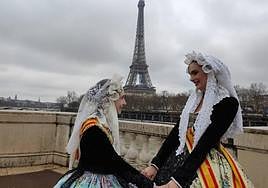 Las belleas del foc junto a la torre Eiffel.