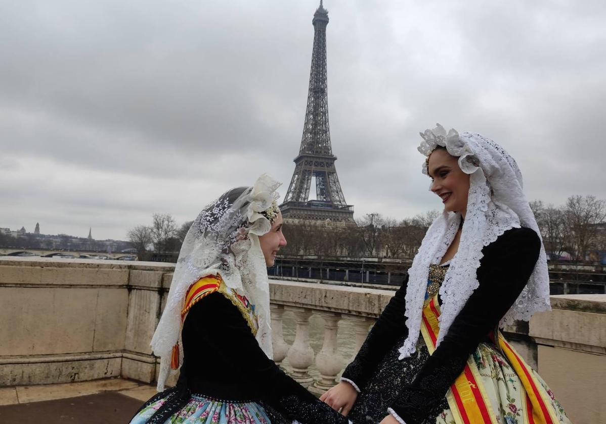 Las belleas del foc junto a la torre Eiffel.