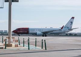 Avión en la pista de despegue del aeropuerto Elche-Alicante.