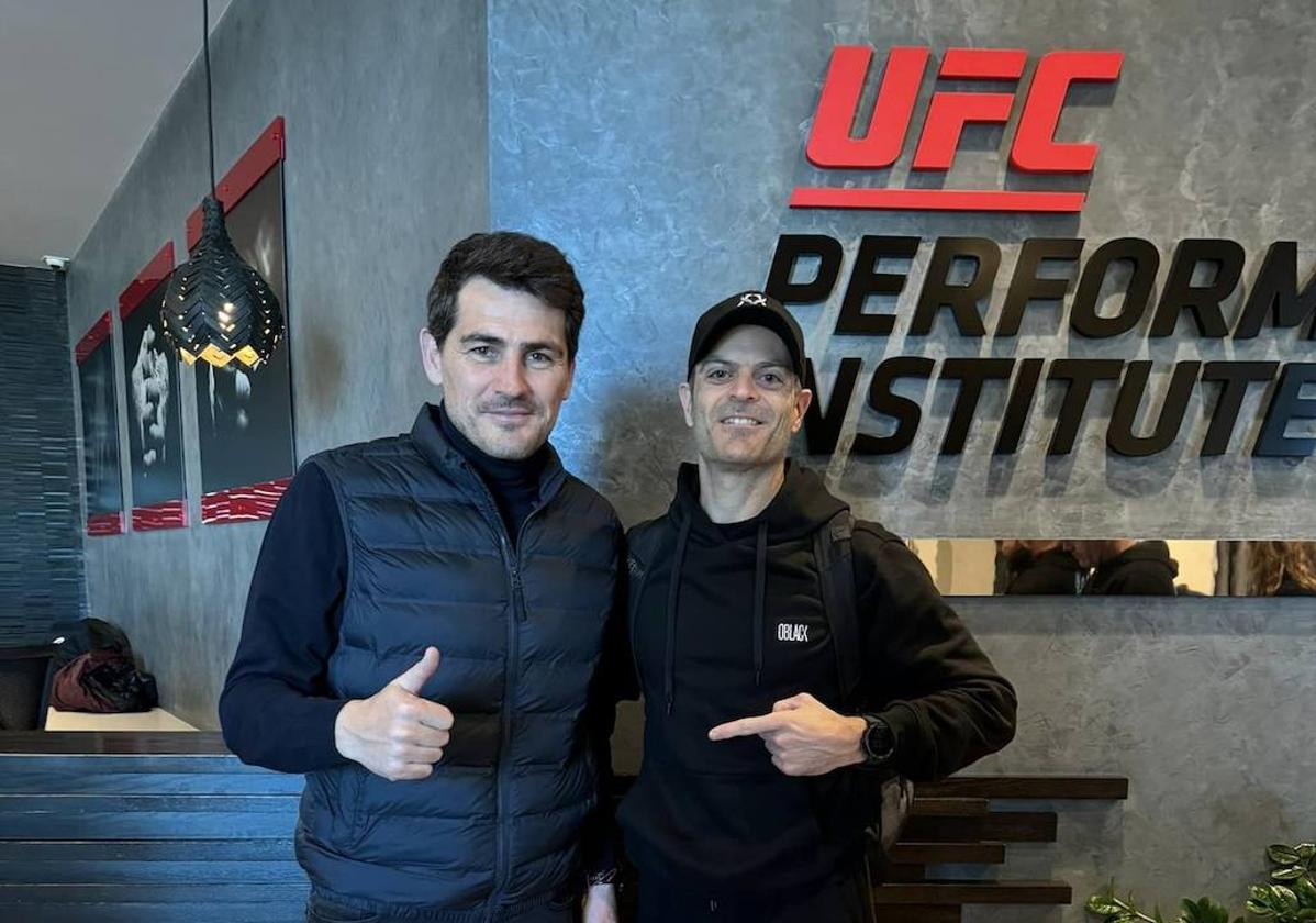 El preparador físico de Ilia Topuria, el alicantino Aldo Martínez, con Iker Casillas en el 'stage' del luchador en Las Vegas.