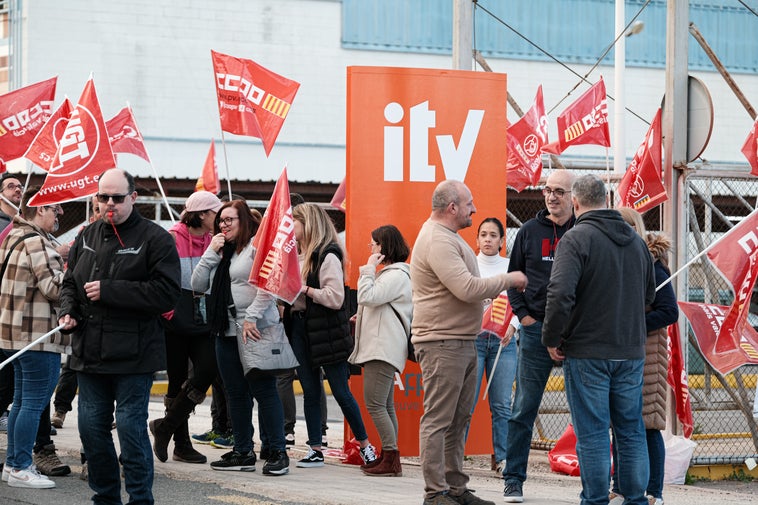 Trabajadores y representantes sindicales durante la protesta en la estación de Alicante.