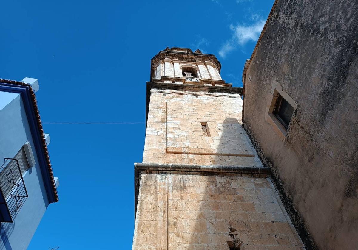 El campanario de Pego, donde se halla oculto el histórico reloj.