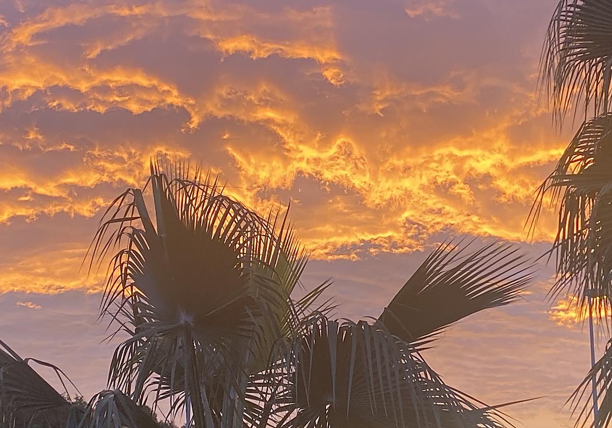 Rojo amanecer en la Playa de San Juan.
