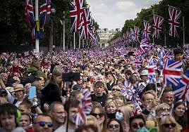 Multitud de ingleses en el Jubileo de la reina Isabel II.