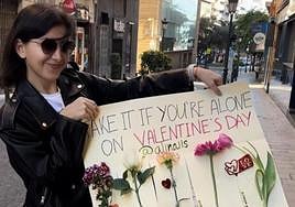 Alina Sarkisyan con su cartel de flores el día de San Valentín en Alicante.