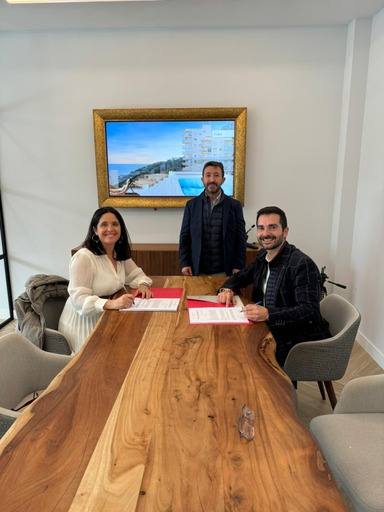 Firma del contrato con la constructora ilicitana.