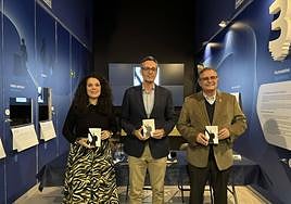 La concejal de Fiestas, Cristina Cutanda; el director general de Aguas de Alicante, Sergio Sánchez, y el presidente de la Junta Mayor, Alfredo Llopis.