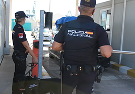 Imagen de archivo de un control policial en el puerto de Valencia.