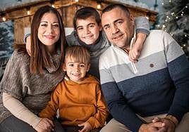 El joven Alejandro (arriba al centro), superviviente de cáncer infantil, junto a su familia.