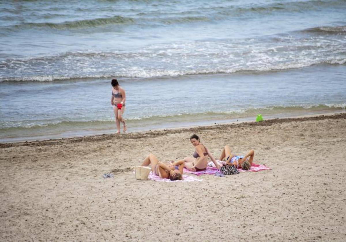 Bañistas en la playa de San Gabriel.