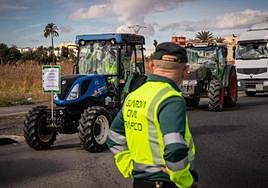 Un agente de la Guardia Civil presencia la tractorada de este viernes en la provincia de Alicante.