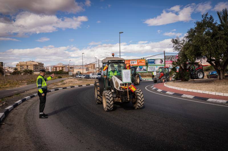 La marcha de tractores a Orihuela, en imágenes