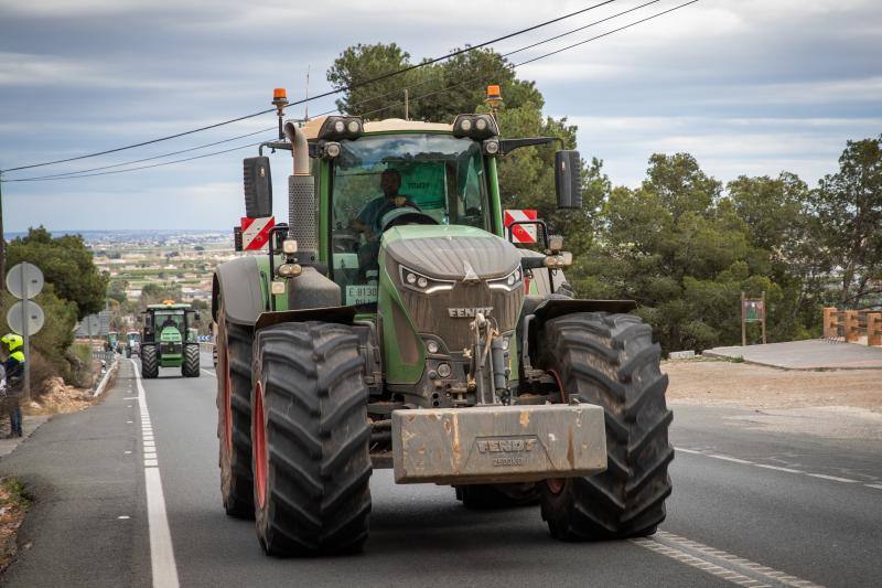 La marcha de tractores a Orihuela, en imágenes