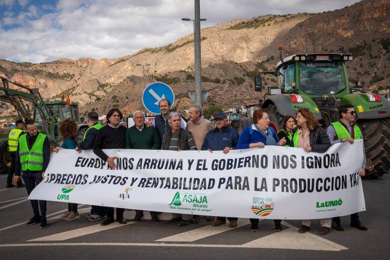 La marcha de tractores a Orihuela, en imágenes