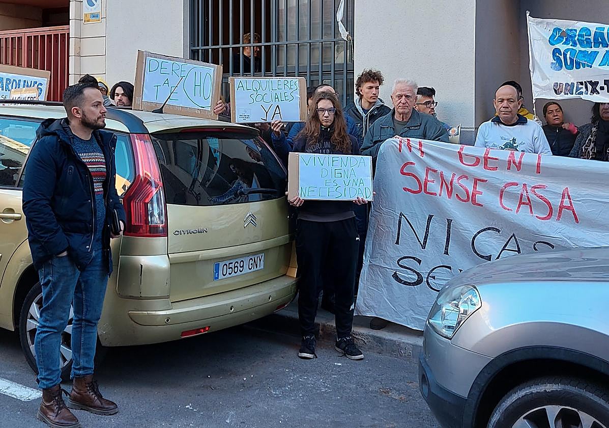 El portavoz de Compromís, Rafa Mas, en un desahucio en el barrio de Carolinas Bajas.