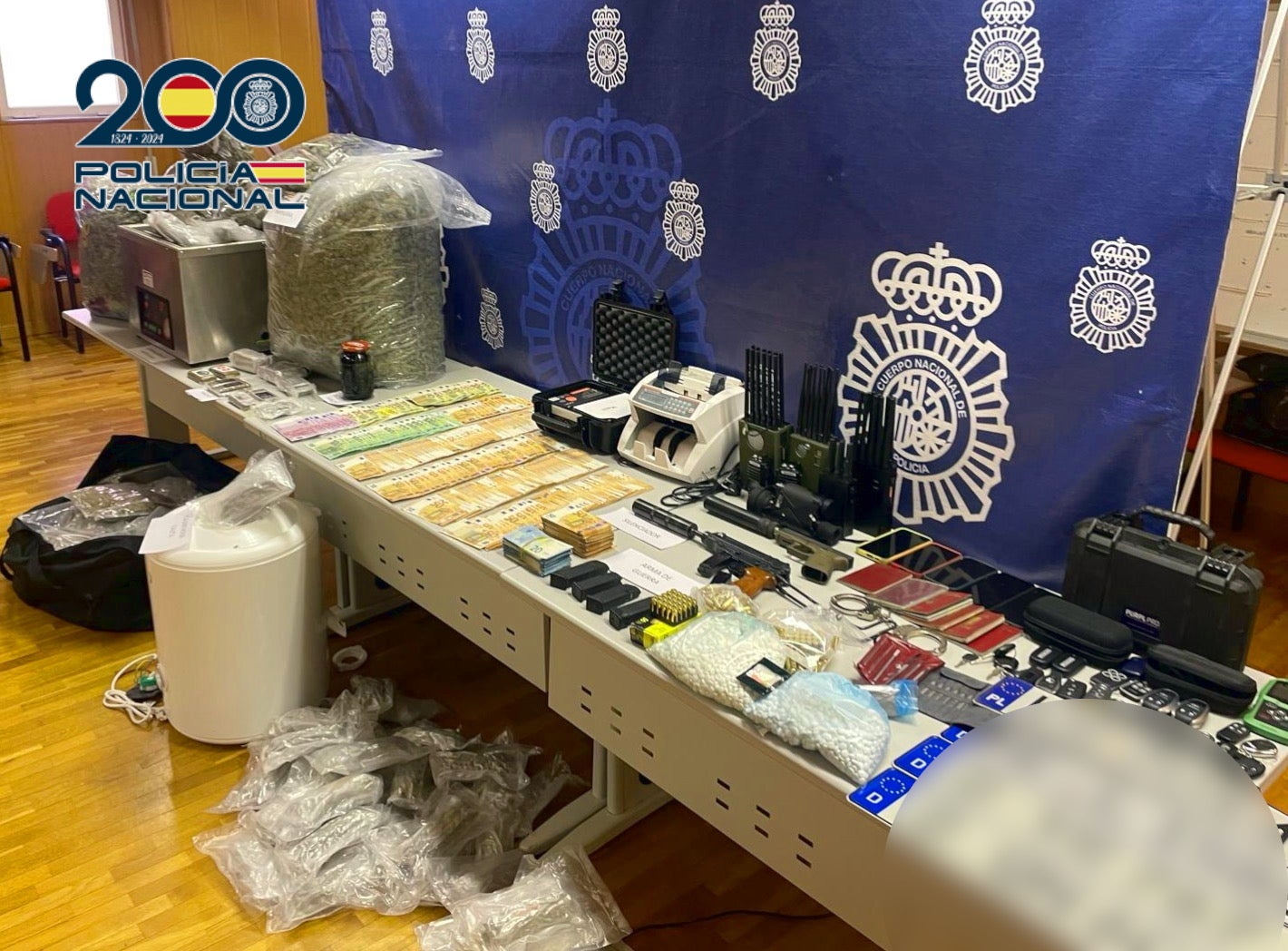 Material incautado por los agentes.