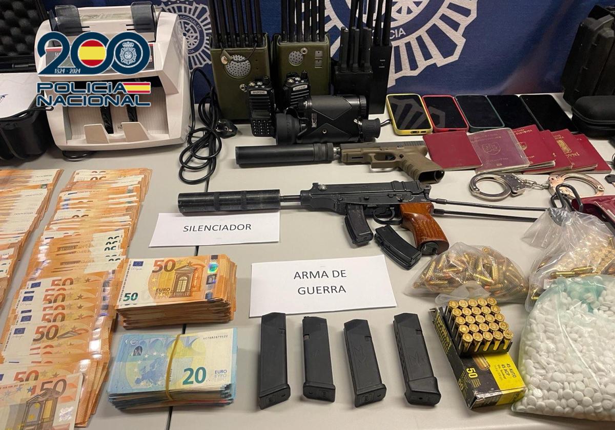 Material incautado por la policía durante la operación.