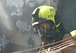Los bomberos actúan en el interior de la vivienda donde se ha originado el fuego.
