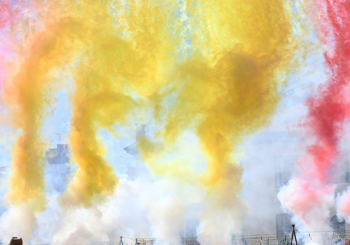 Imagen principal - Diferentes fases de los aéreos de la mascletà con color y terremoto final.