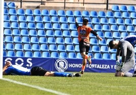 Vicent celebra el tercer gol de los baleares ante la resignación de Carlos Abad y Juanmi García.
