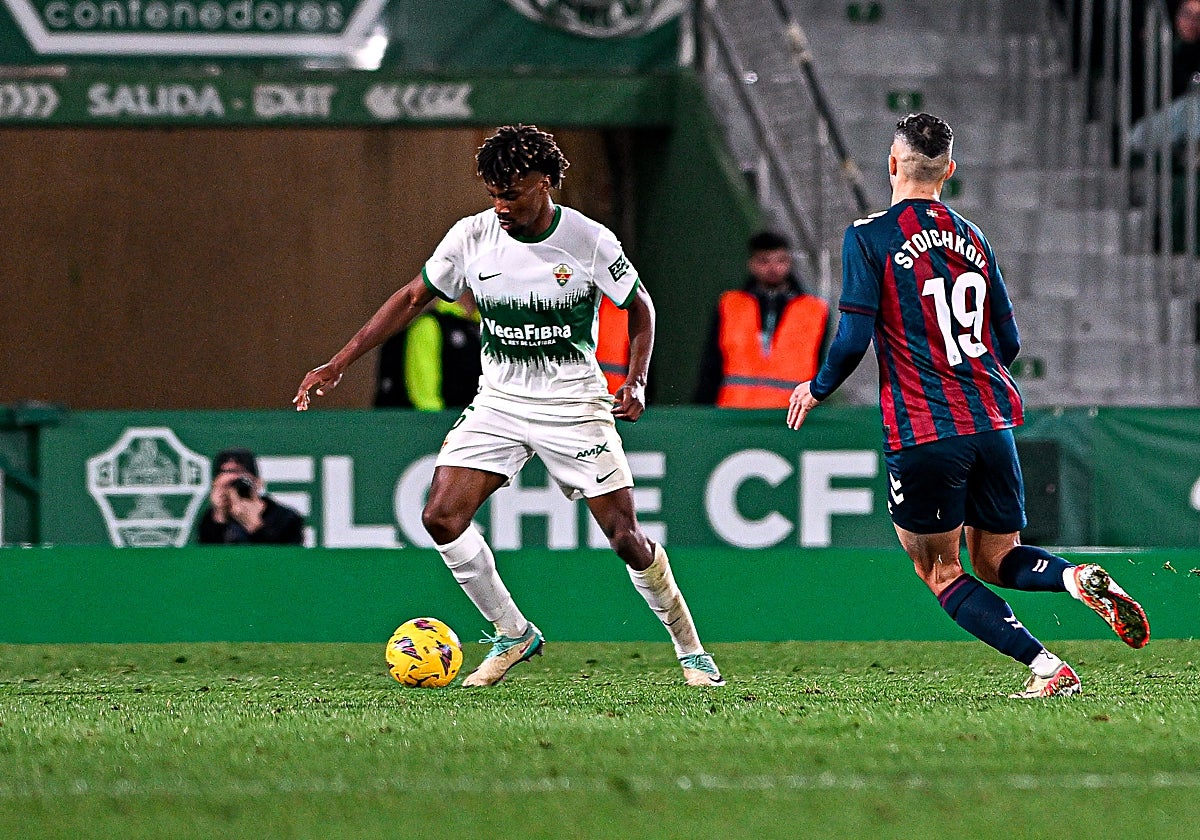 John Chetauya controla un esférico ante la presión del jugador armero Stoichkov.