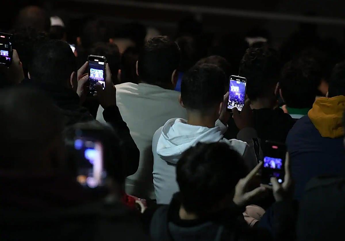 Asistentes al Centro de Tecnificación de Alicante para ver el combate de Topuria.