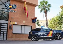 Coche de la Policía Nacional en la puerta de la Comisaría Norte.