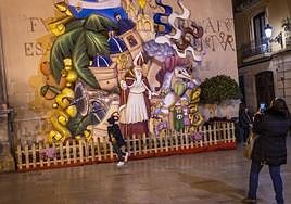 Fachada de la Concatedral decorada con la historia de San Nicolás en anteriores Navidades.