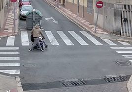 Agentes de la Guardia Civil devuelven la silla sustraída a su legítimo propietario.