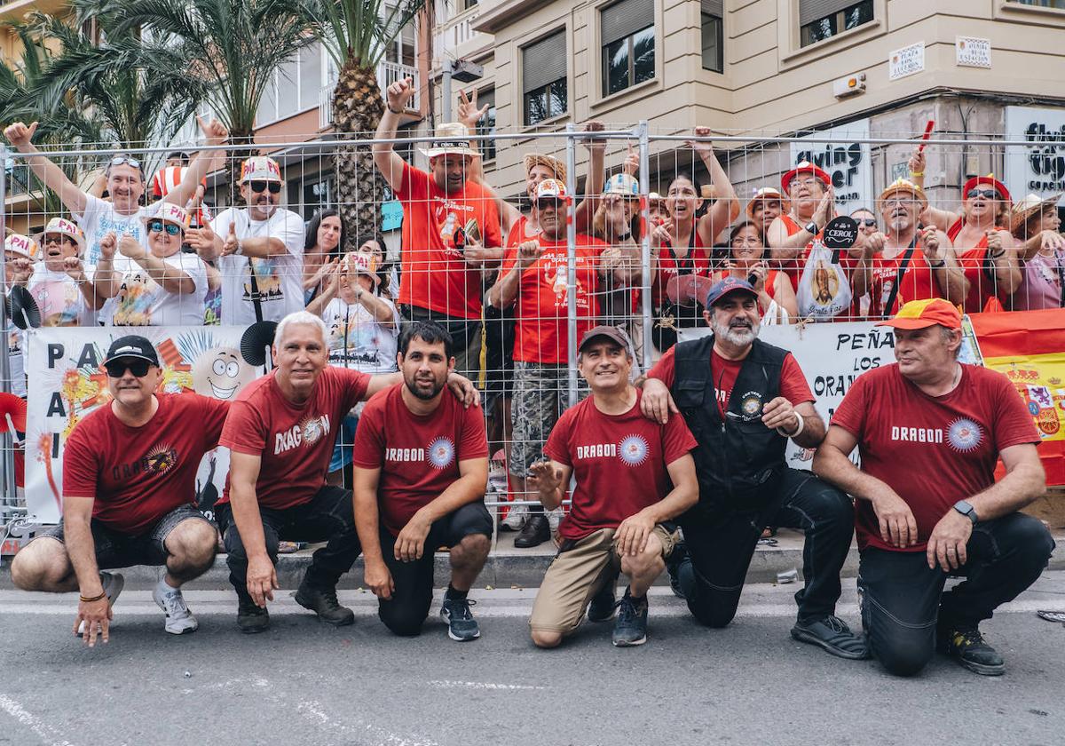 Equipo de la pirotecnia Coeters Dragón de Villena ante el público en Luceros.