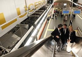 El presidente de la Generalitat, Carlos Mazón; el alcalde de Alicante, Luis Barcala, y la consellera de Infraestructuras, Salomé Pradas, en la estación de Luceros.