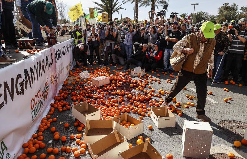 Imagen secundaria 2 - Mazón promete ir hacia los «impuestos cero» al campo en una nueva jornada de protestas