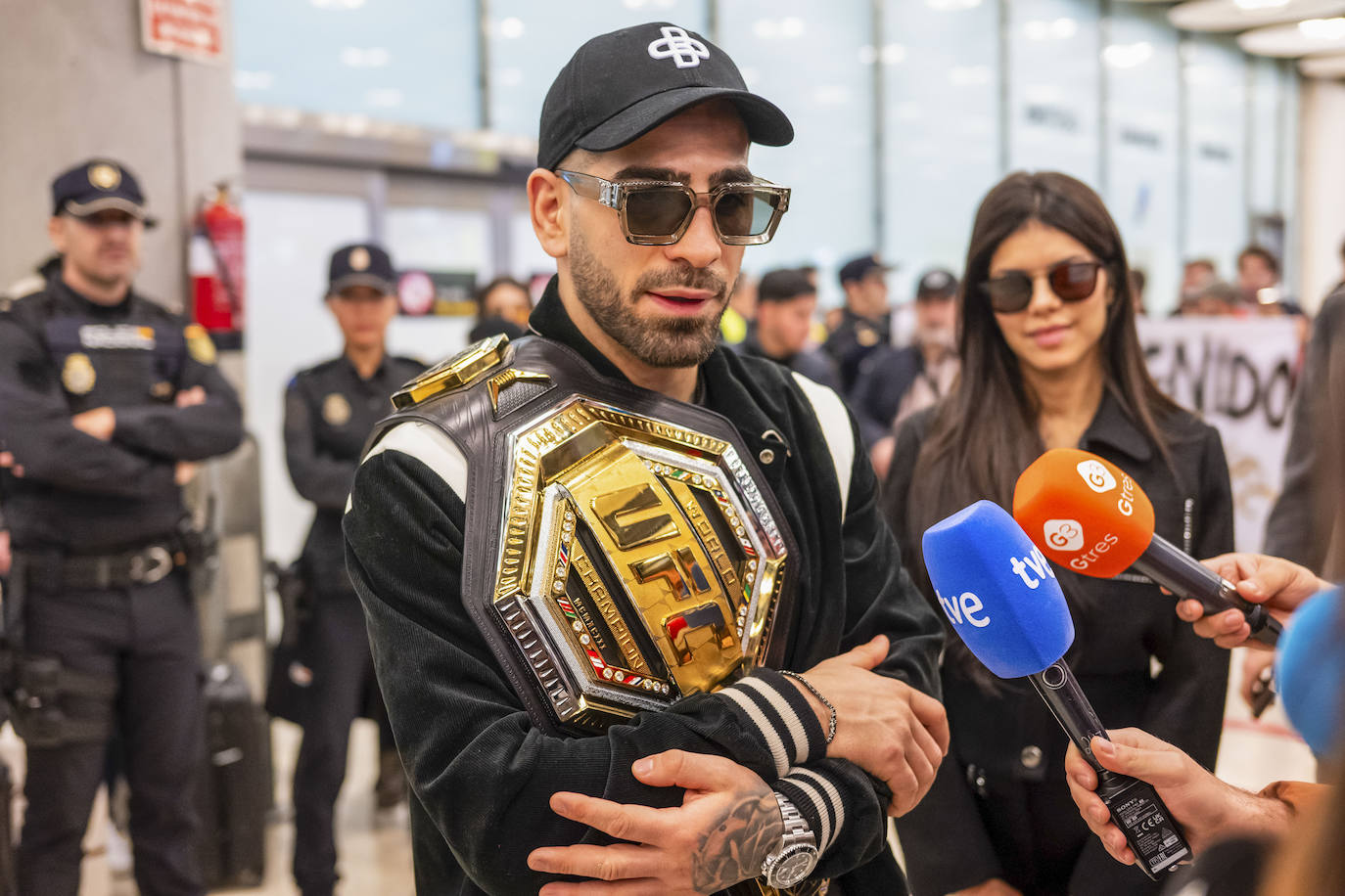 La llegada de Topuria a España, en imágenes