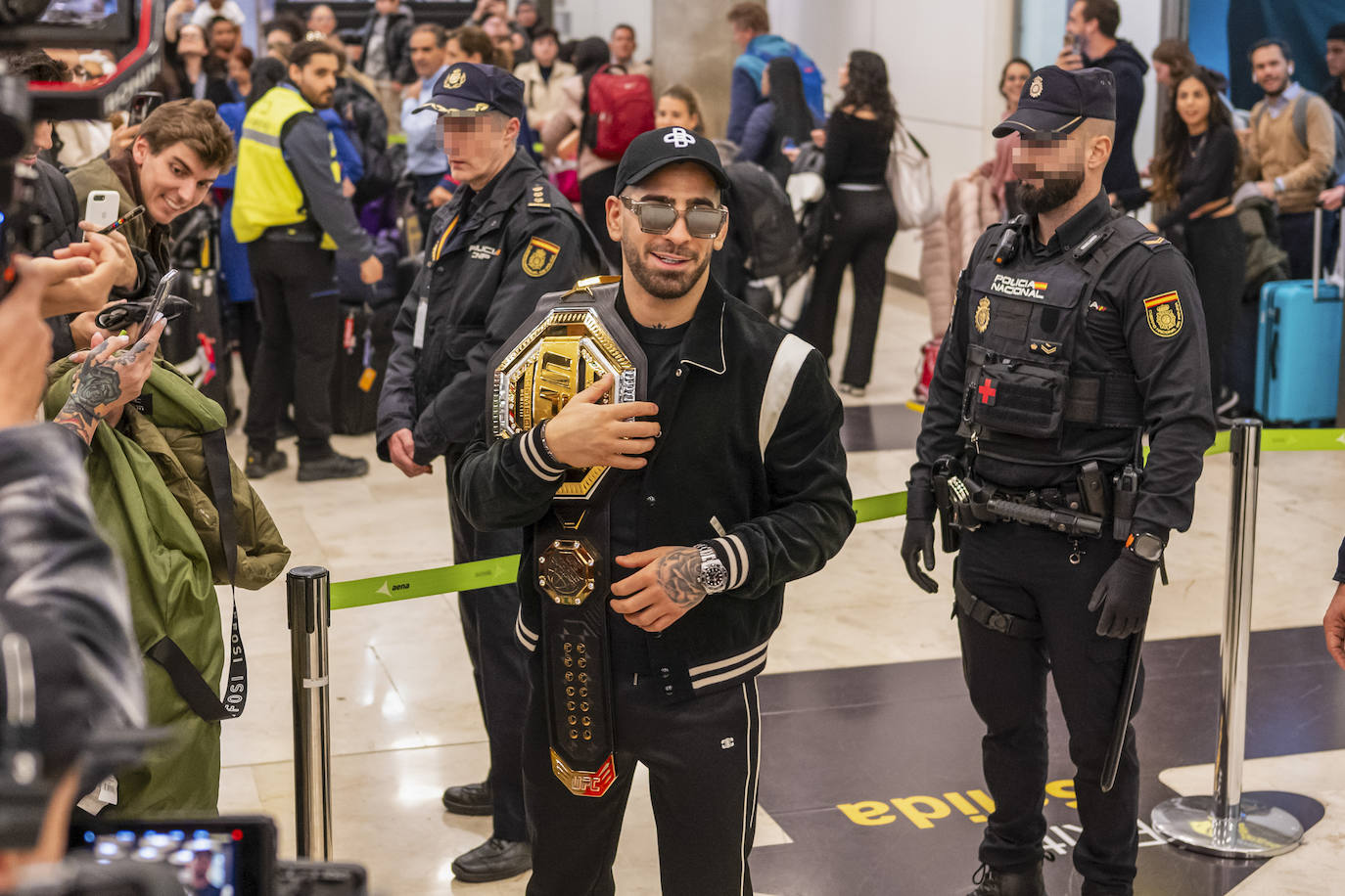 La llegada de Topuria a España, en imágenes