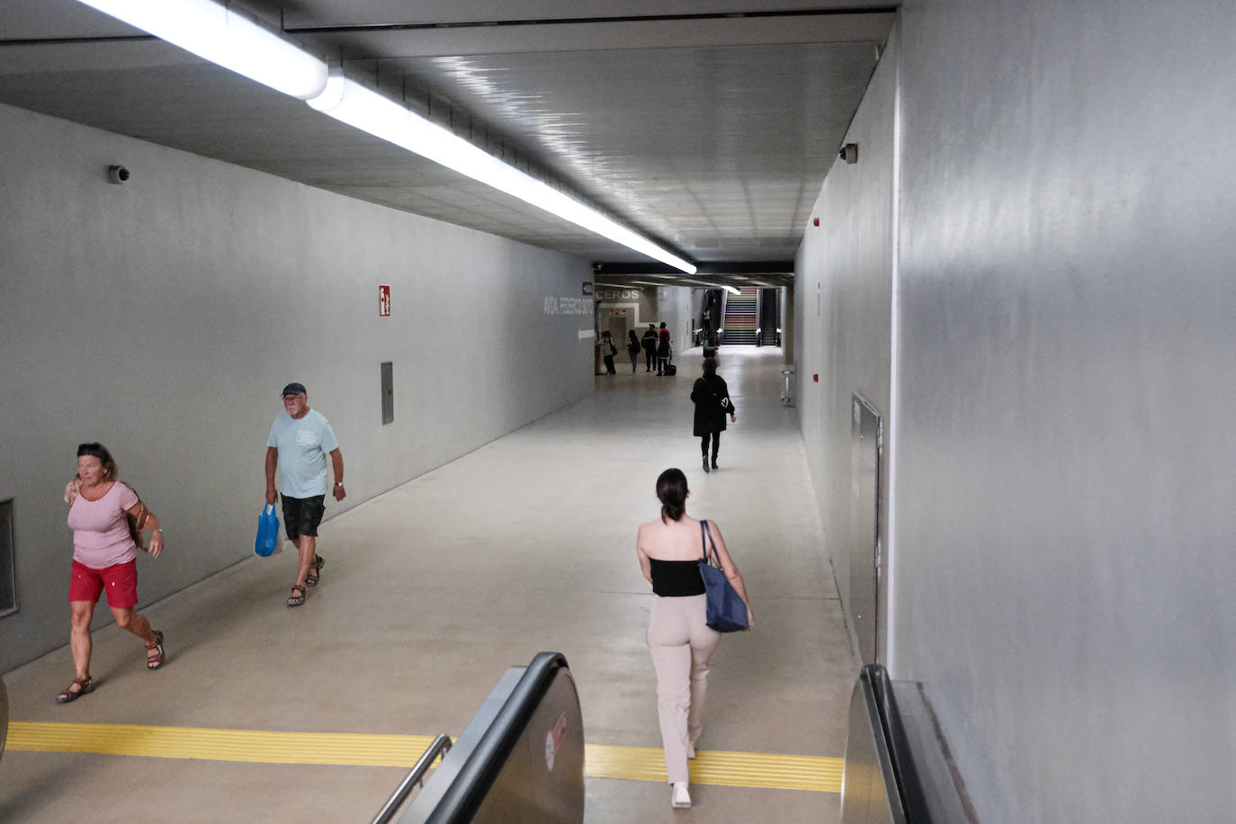 Primer día de reapertura de la estación del Tram en Luceros tras las obras