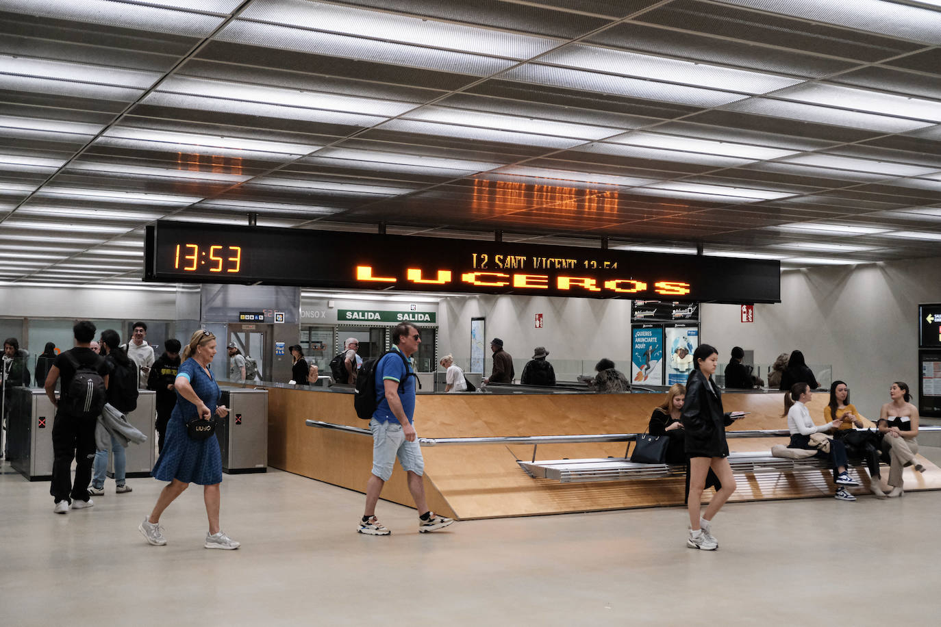 Primer día de reapertura de la estación del Tram en Luceros tras las obras