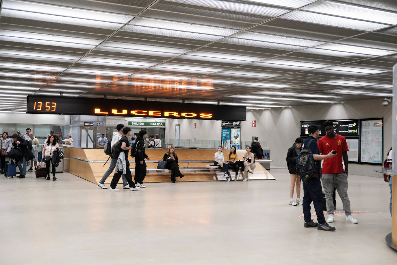 Primer día de reapertura de la estación del Tram en Luceros tras las obras