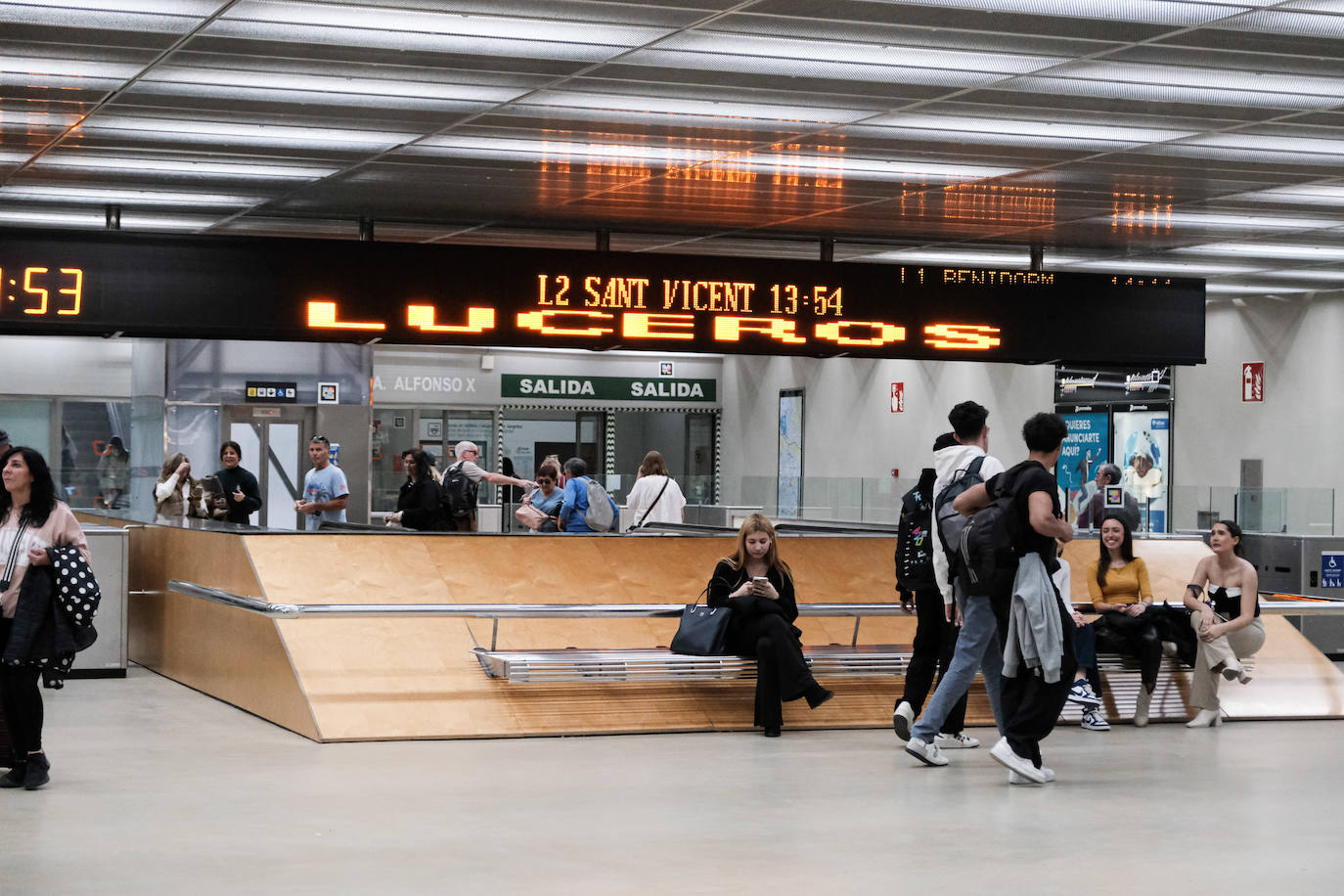 Primer día de reapertura de la estación del Tram en Luceros tras las obras