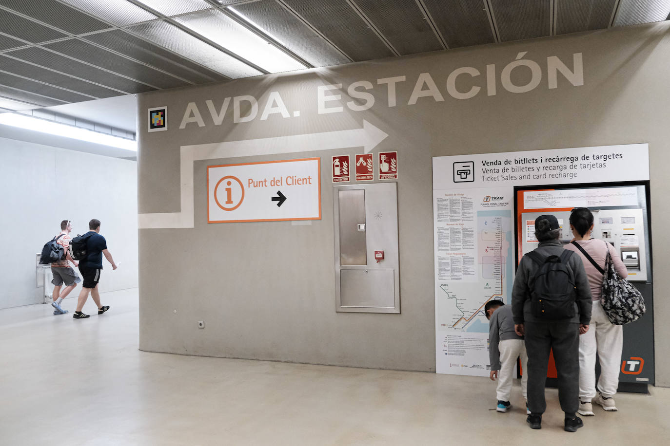 Primer día de reapertura de la estación del Tram en Luceros tras las obras