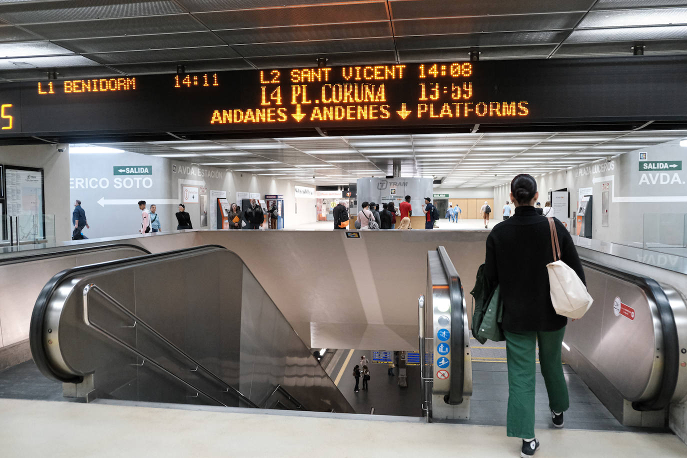 Primer día de reapertura de la estación del Tram en Luceros tras las obras