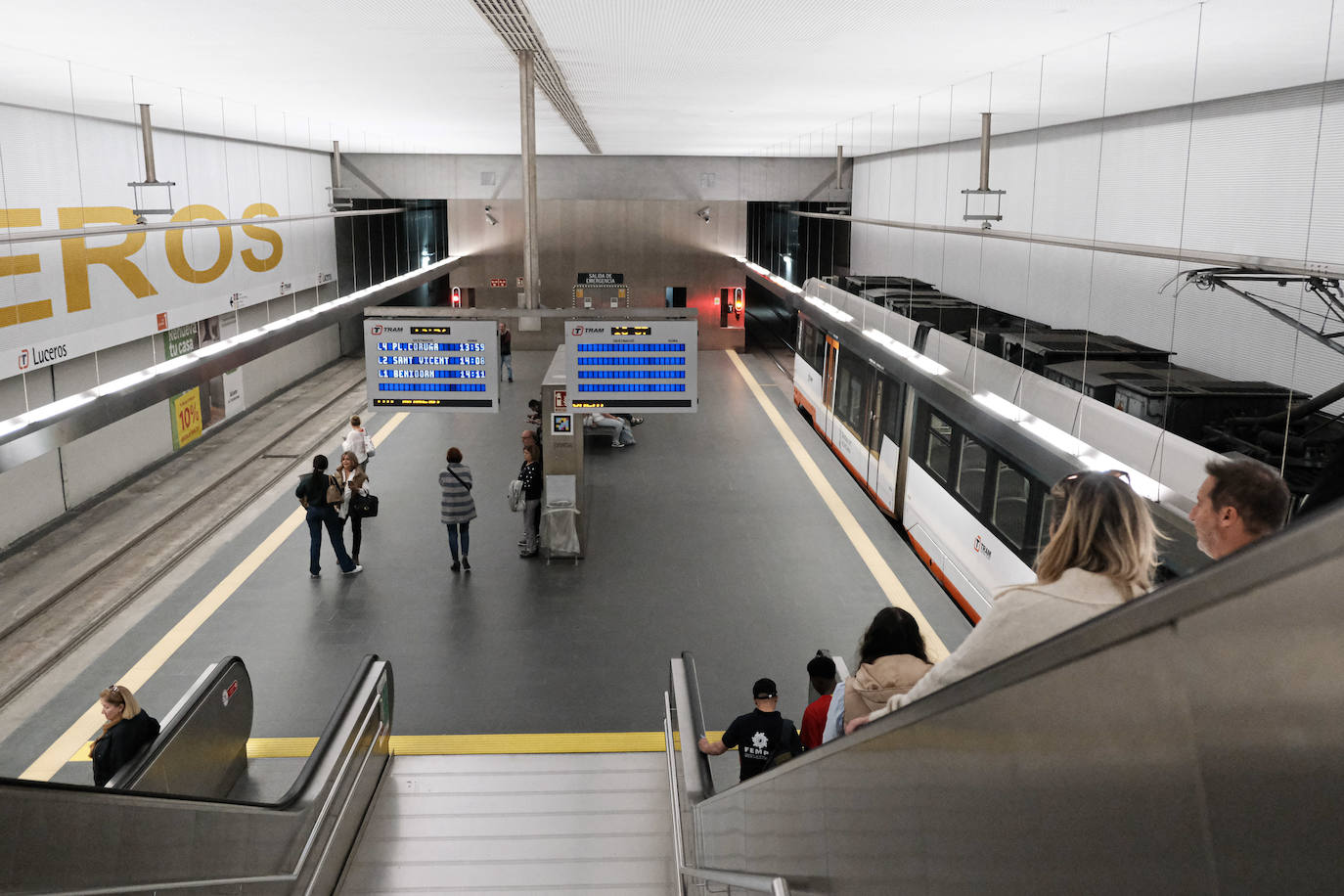 Primer día de reapertura de la estación del Tram en Luceros tras las obras