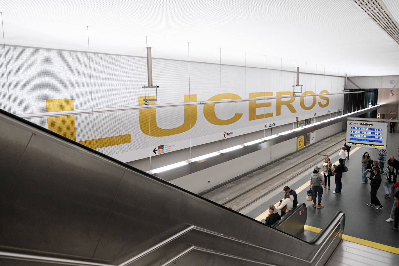 Primer día de reapertura de la estación del Tram en Luceros tras las obras