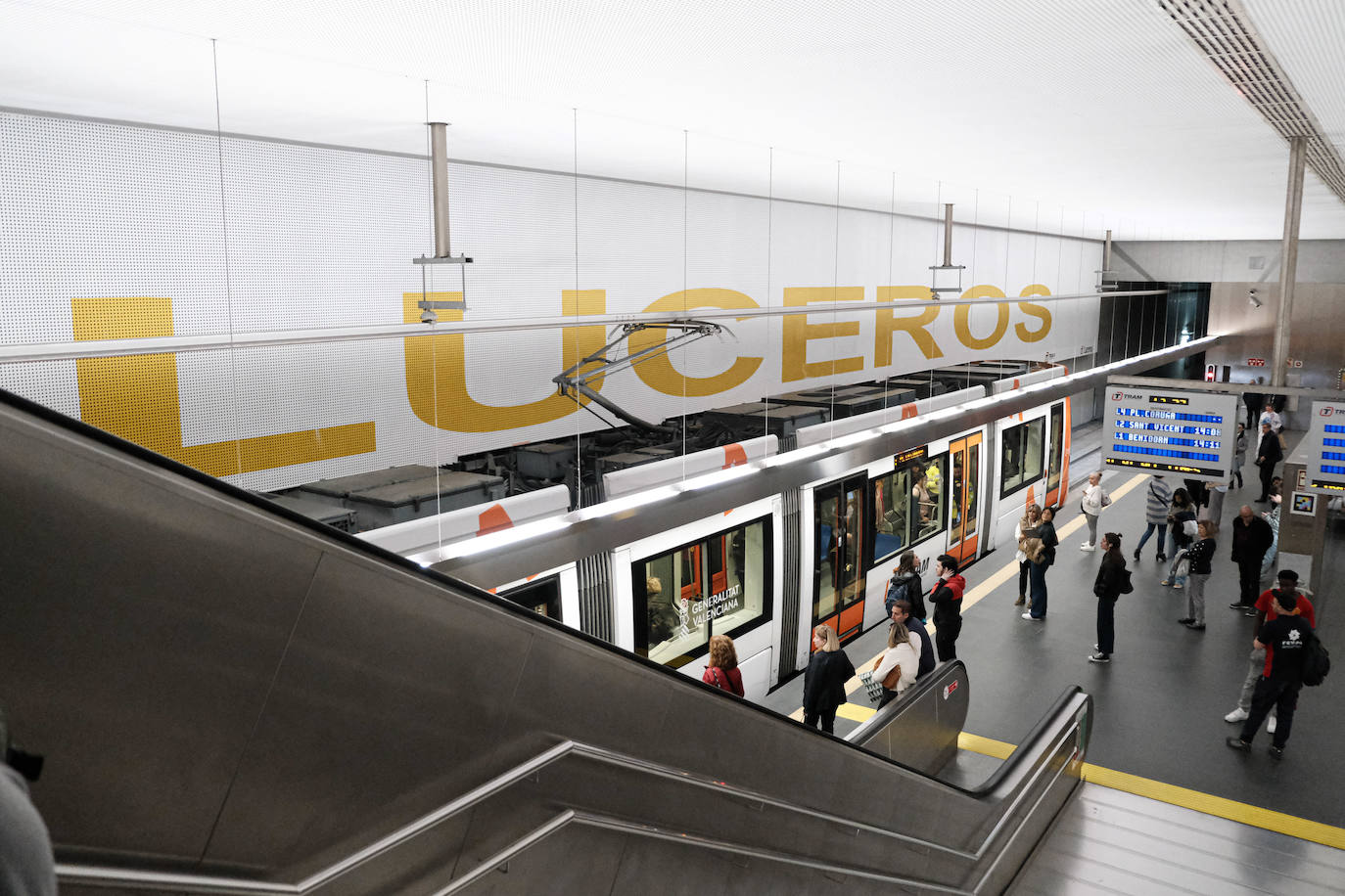 Primer día de reapertura de la estación del Tram en Luceros tras las obras