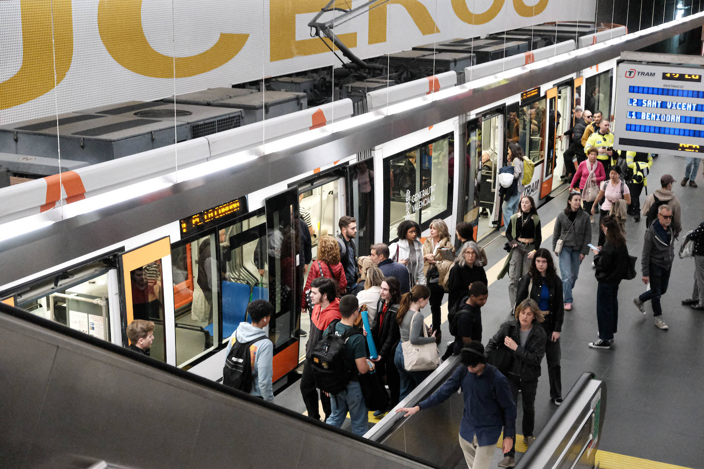 Primer día de reapertura de la estación del Tram en Luceros tras las obras