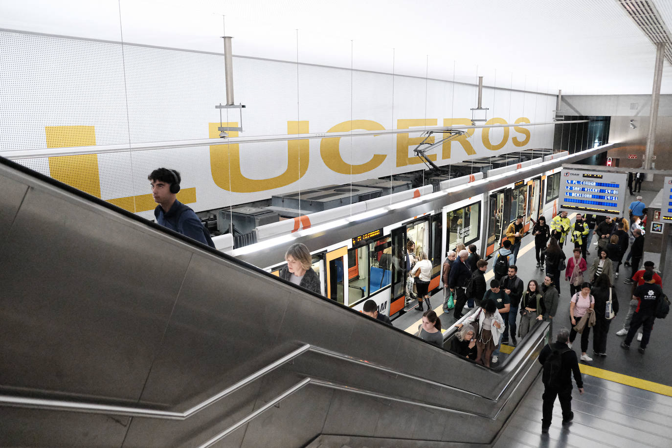 Primer día de reapertura de la estación del Tram en Luceros tras las obras